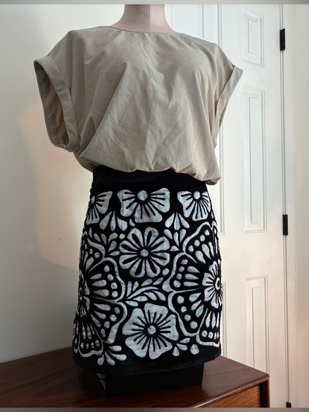 Black size M Velvet Floral Appliqué Pencil Skirt - Unbranded